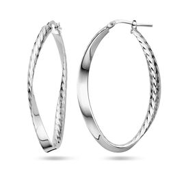 Zilveren oorringen gedraaid