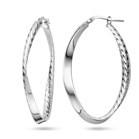 Zilveren oorringen gedraaid