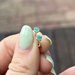 Geelgouden oorstekers smaragd briljant geslepen