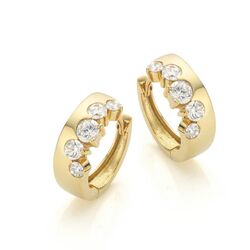 Geelgouden creolen op de rand bezet met zirkonia's