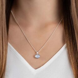 Bastian Inverun hanger Light Miracle met chalcedoon