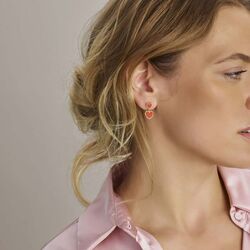 Gouden oorhangers hartjes met rode epoxy