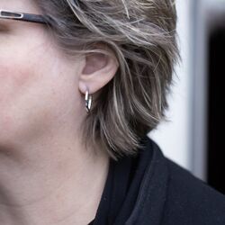 Zilveren smalle oorringen a-symetrische vorm