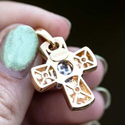 Vintage 18k Chimento hanger kruis met diamant