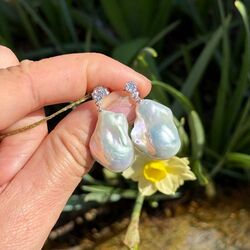 Coscia witgouden oorbellen met diamant en barok zoetwaterparel