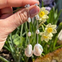 Coscia lange witgouden oorbellen met diamant en parels