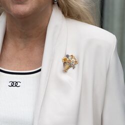 18 krt gouden bloemenmand broche 50er jaren smaragd robijn saffier