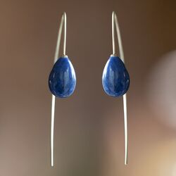 Sanne Kickken gouden doortrekoorbellen lapis lazuli