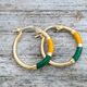 Vintage gouden oorringen met oranje en groen emaille