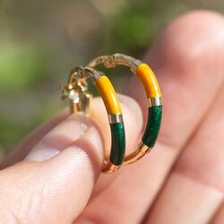Vintage gouden oorringen met oranje en groen emaille