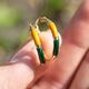 Vintage gouden oorringen met oranje en groen emaille