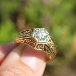 Vintage 14 krt gouden ring met diamant 0.50 handgegraveerde scheen