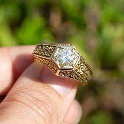 Vintage gouden ring met briljant 0.50 crt, handgegraveerde scheen