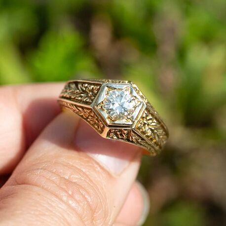 Vintage 14 krt gouden ring met diamant 0.50 handgegraveerde scheen