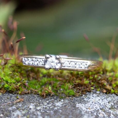 Vintage 14krt gouden ring bezet met 0.09ct briljant