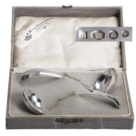 Stel zilveren juslepels parelrand in doos Van Kempen Voorschoten