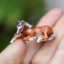 Saturno zilveren paard liggend bruin emaille