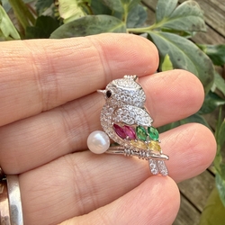 Zilveren broche vogel met zirkonia en een zoetwaterparel