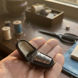 Zilveren vingerhoed in doosje