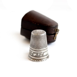 Zilveren vingerhoed in doosje