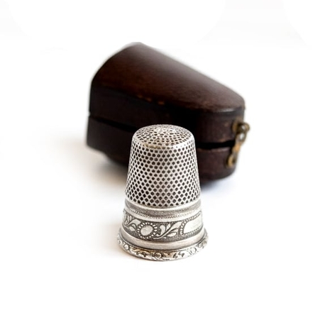 Zilveren vingerhoed in doosje