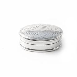 Ovaal zilveren doosje gegraveerd 3x2 cm