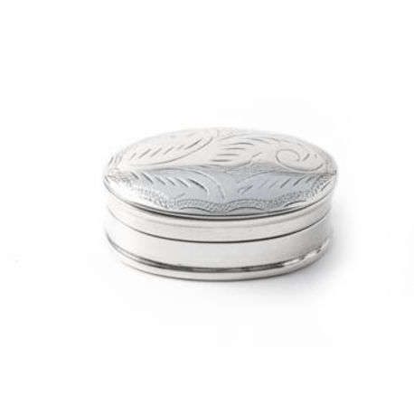 Ovaal zilveren doosje gegraveerd 3x2 cm
