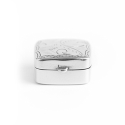 Klein vierkant gegraveerd zilveren doosje gegraveerde rand