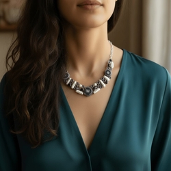 Zilveren collier met amethist en parelmoer