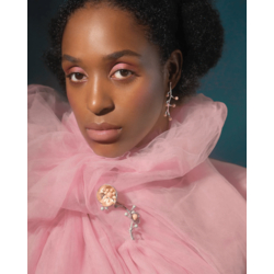 Zilveren bloembroche met groen en roze porselein