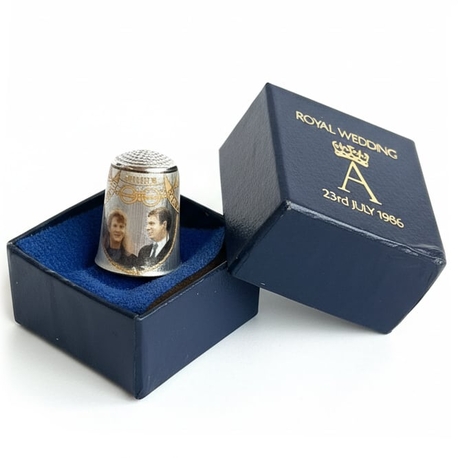 Vintage zilveren vingerhoed met huwelijk Andrew and Sarah met emaille