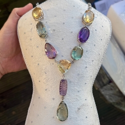 Prachtige halsketting met edelstenen