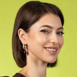 Heide Heinzendorff bordeauxrode aanhangers E5