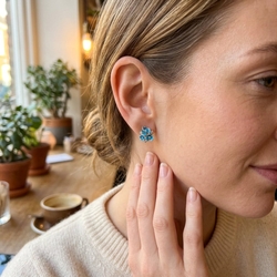 Zilver oorbellen blauwe bloemetjes van GL