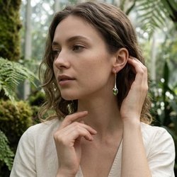 Zilveren oorbellen groen emaille met parel aronskelk calla