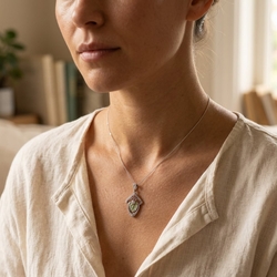 Zilveren hanger Lelie met Swarovski met groen vensteremaille