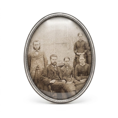 Ovaal fotolijstje 6,5 x 8,5 cm bol glas ± 1920