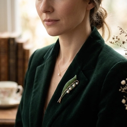 Vintage 18 krt goud broche nefriet en parels lelietje van dalen