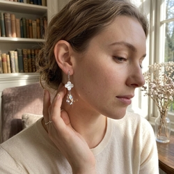 Spark Clover oorbellen parelmoer