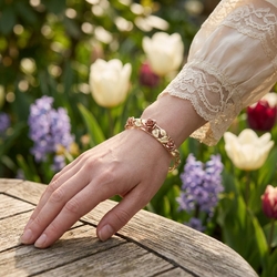 Vintage 14 krt gouden armband Wiener rozen de armband weegt 16,2 gram.