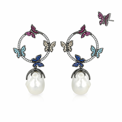 Zilveren oorstekers vlinders met zirkonia en een zoetwaterparel