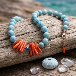 Uniek larimar collier met bloedkoraal en apetiet met rosé vergulde accenten en sluiting