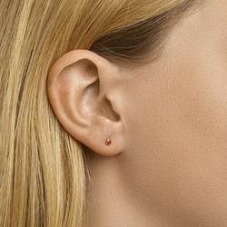 Kleine geelgouden oorstekers robijn 3 mm
