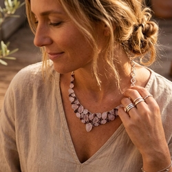 Zilveren collier met rozenkwarts en granaat