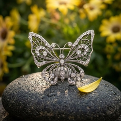 Zilveren broche vlinder met kristallen van Timeless Classics