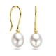 Geelgouden oorhangers met een zoetwaterparel