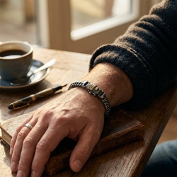 Buddhato Buddha gezwart zilveren armband met 14 karaat gouden schild