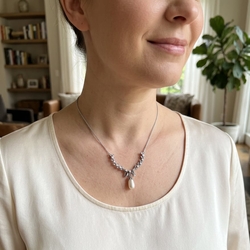GL collier met hanger bloemen strik en crystalparel