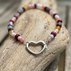 Jade, roze opaal en agaat collier met zilveren hart slot