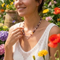Jade, roze opaal en agaat collier met zilveren hart slot